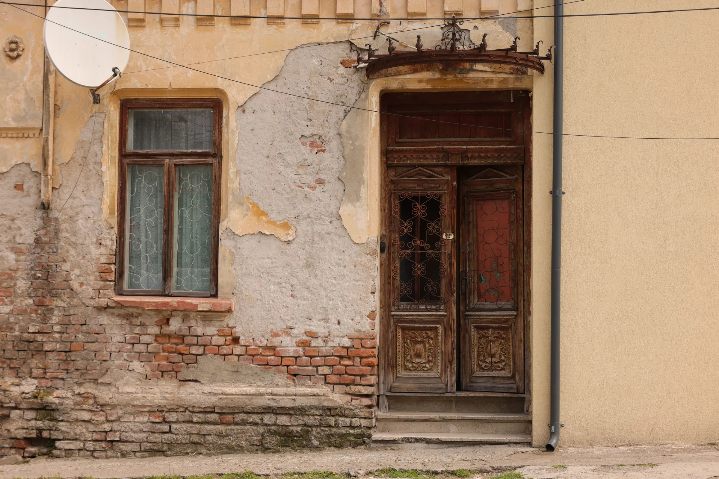 Reading a City Through Its Doorways — scene