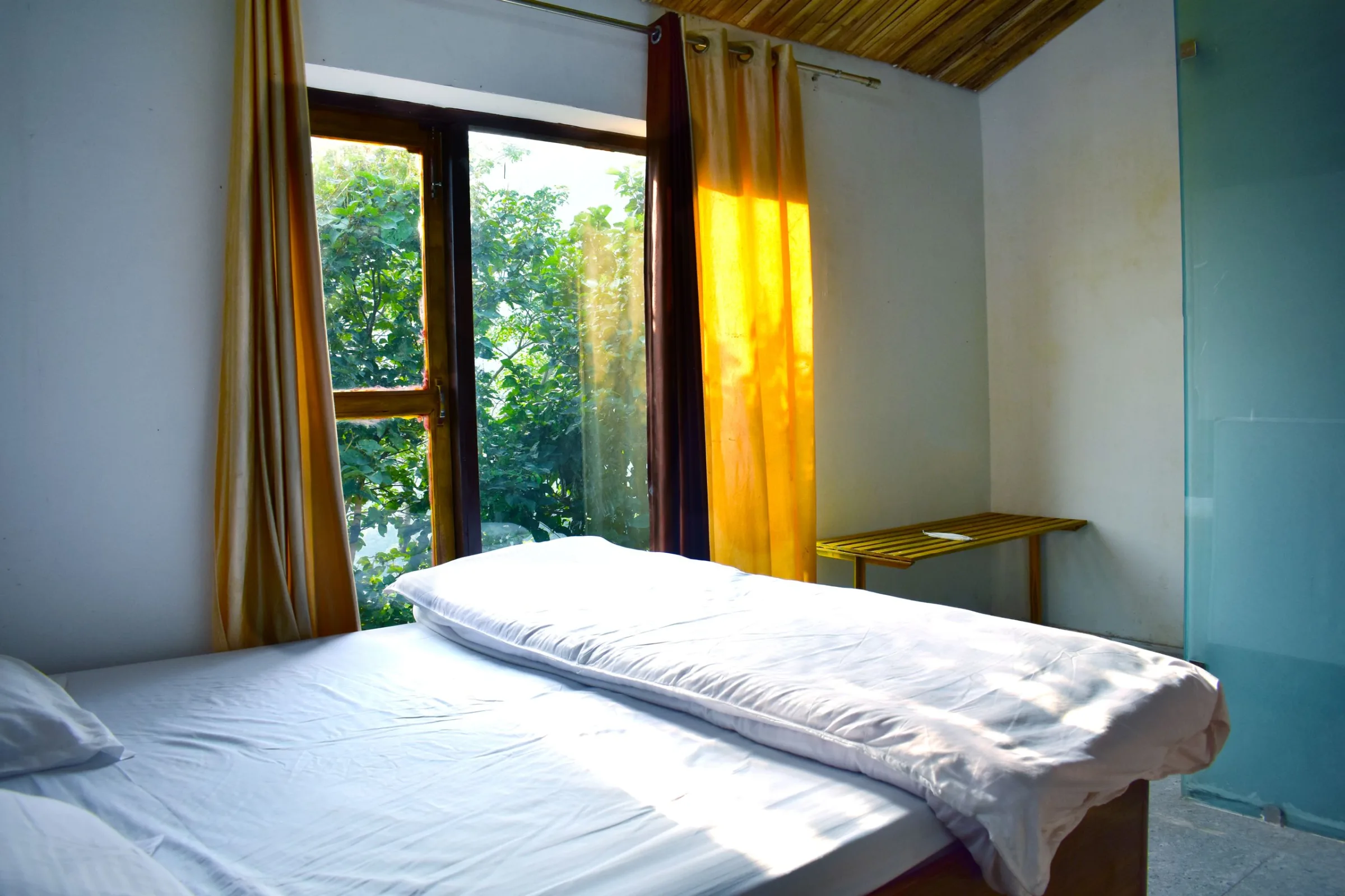 The Guesthouse Test: Five Minutes to Know If You'll Sleep Well — detail